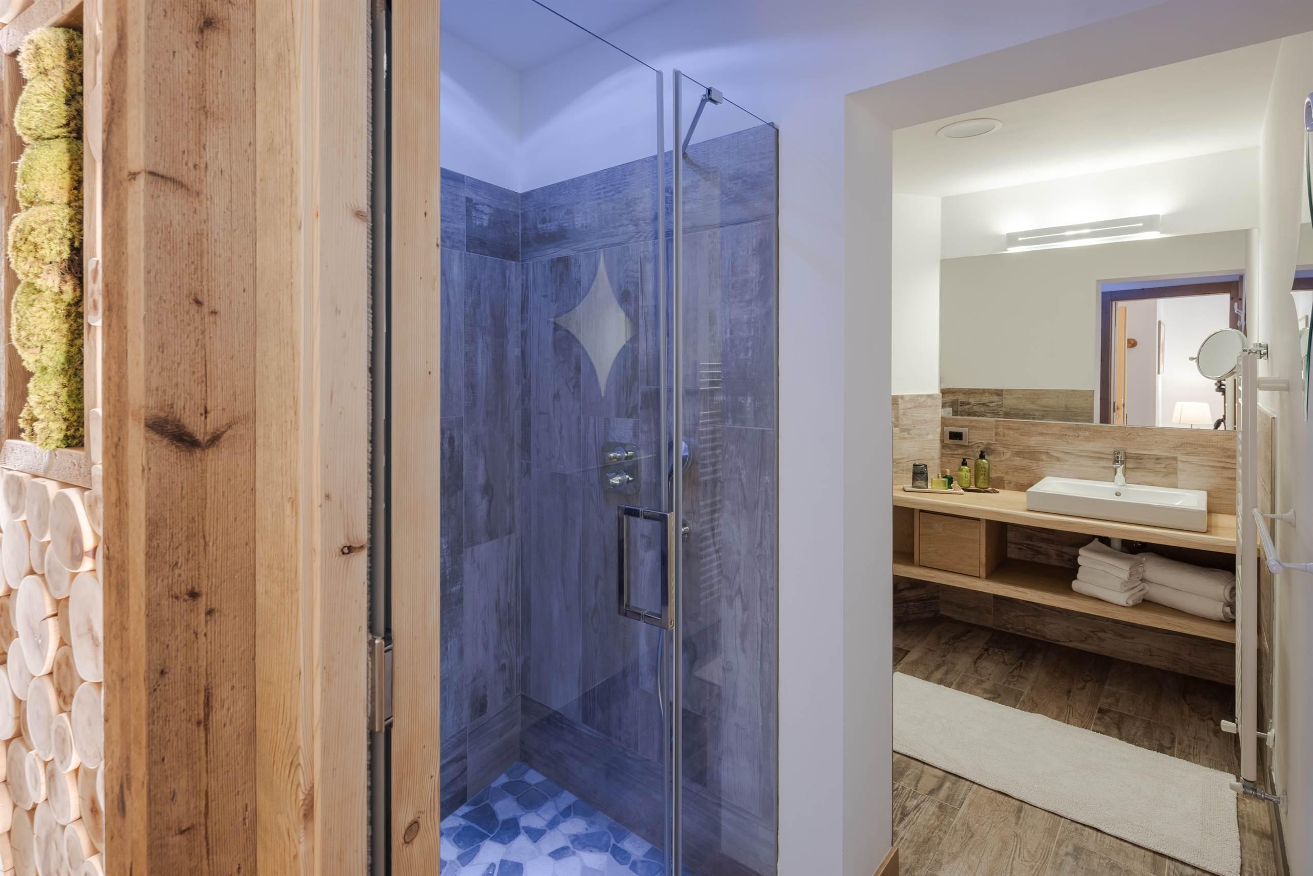 Mehrbettzimmer, Dusche und Bad, WC, 2 Schlafräume