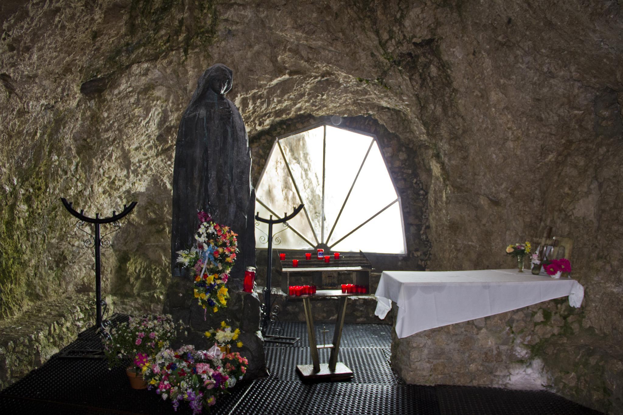 Grotta della Madonna delle Nevi in Marmolada