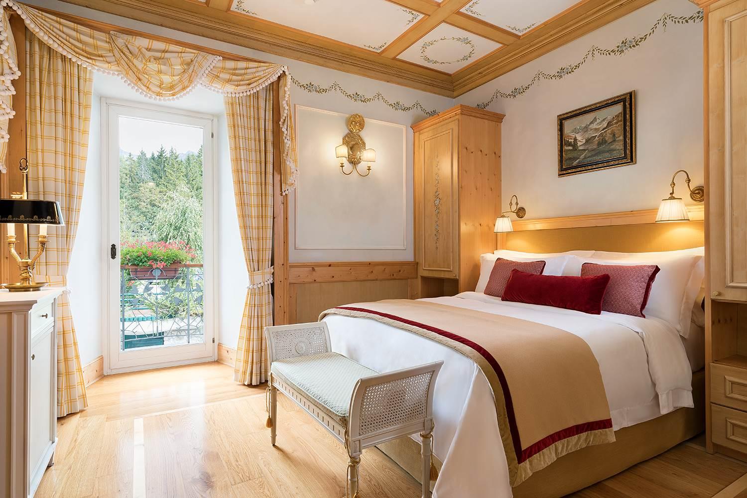 Single room, bathtub, facing the forest