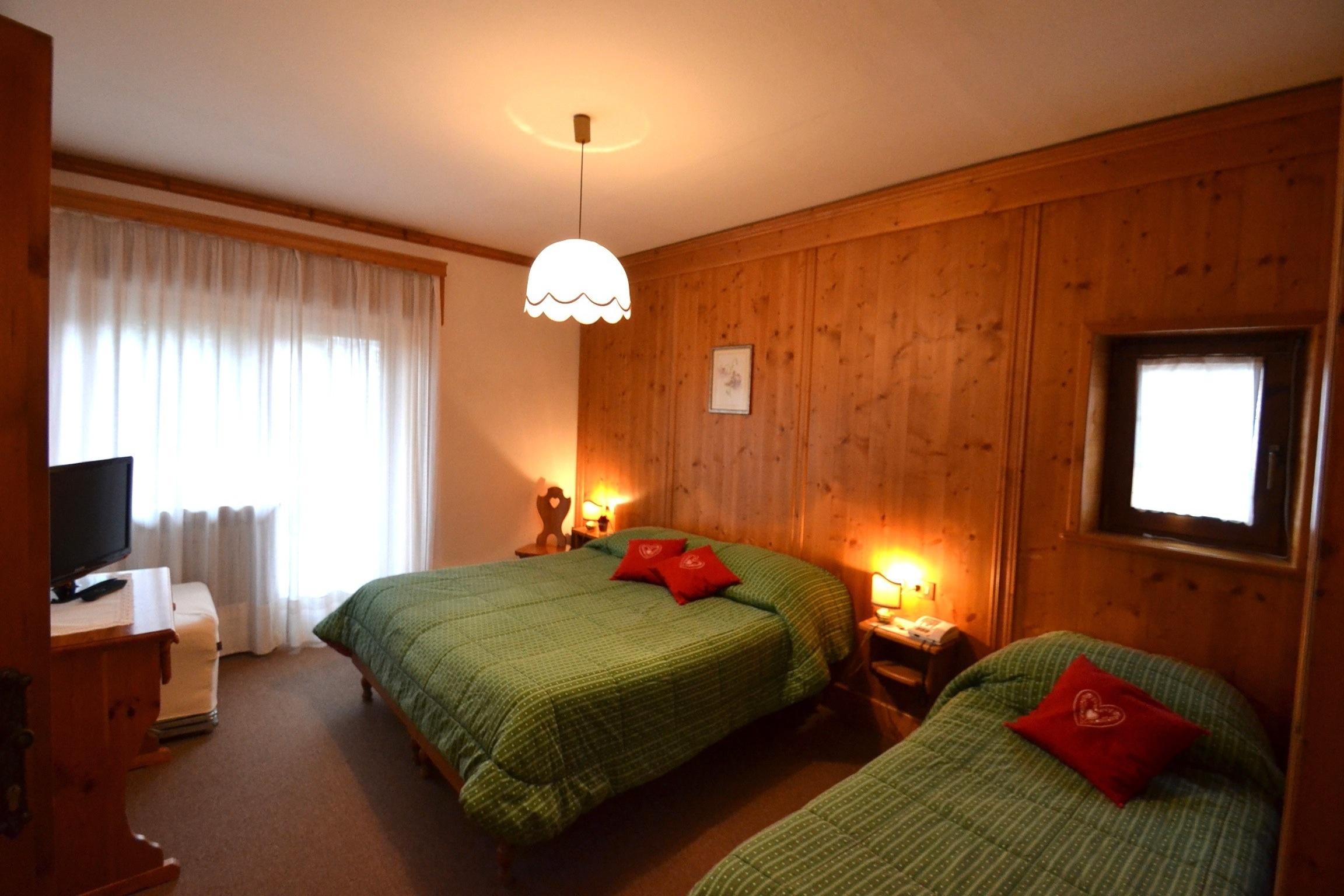 Triple room, shower or bathtub, no smoker