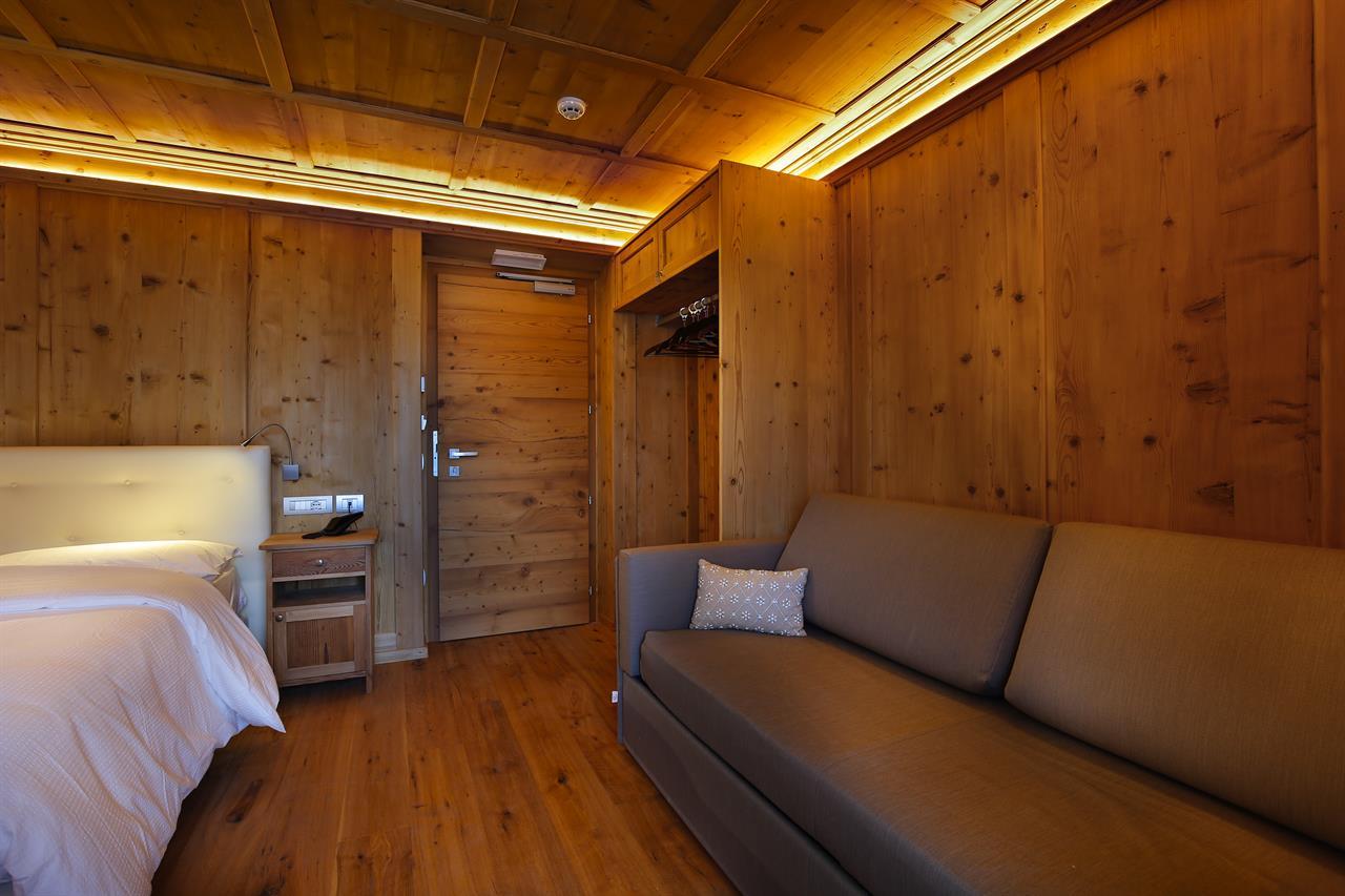 Shared room, shower, toilet, facing the garden