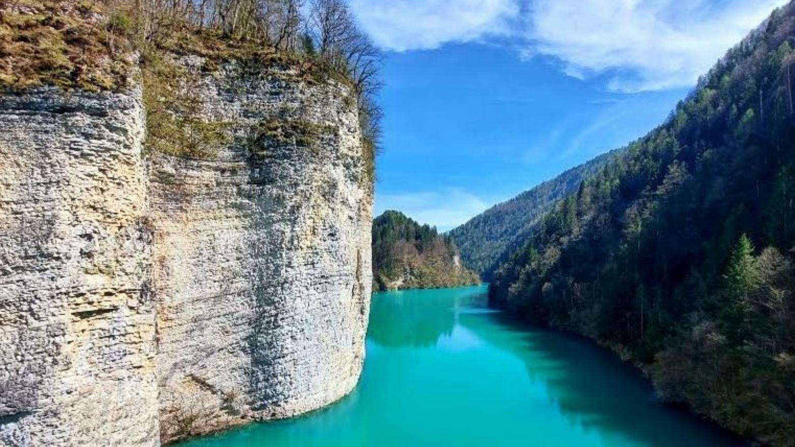 Tutto il turchese del Lago di Senaiga