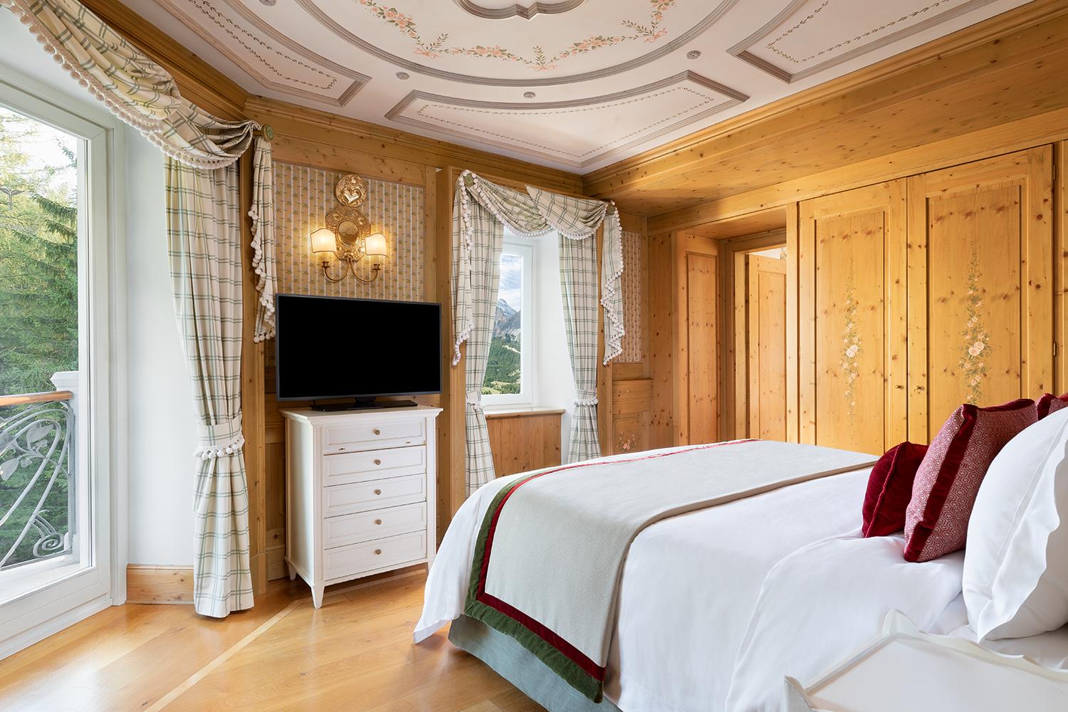 Suite, shower or bath, toilet, facing the forest