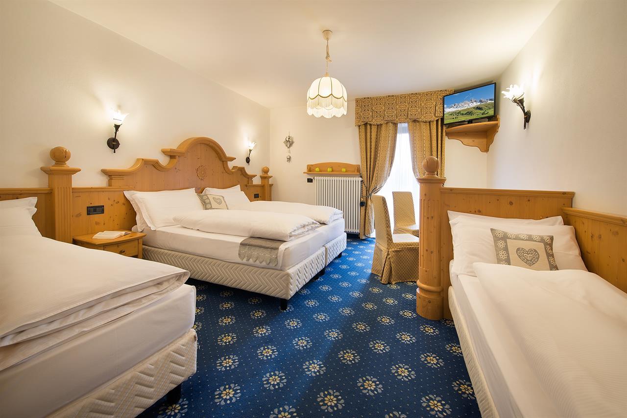 4-bed room