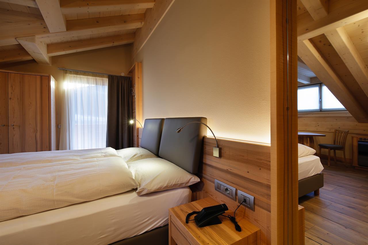 Junior suite, shower, toilet, facing the mountains