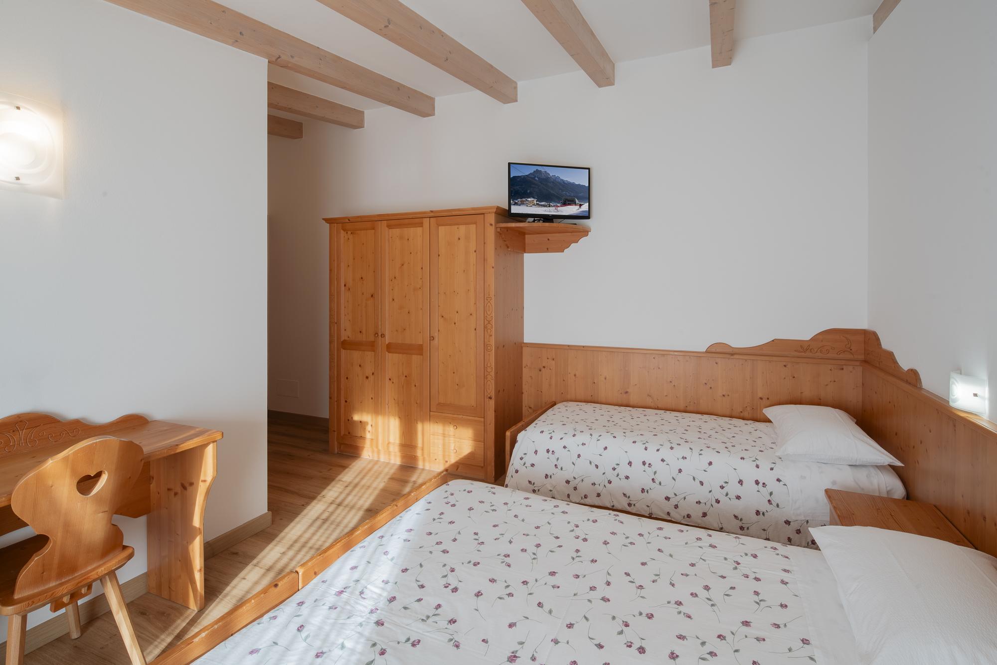 Camera doppia, doccia o bagno, WC, lato montagna