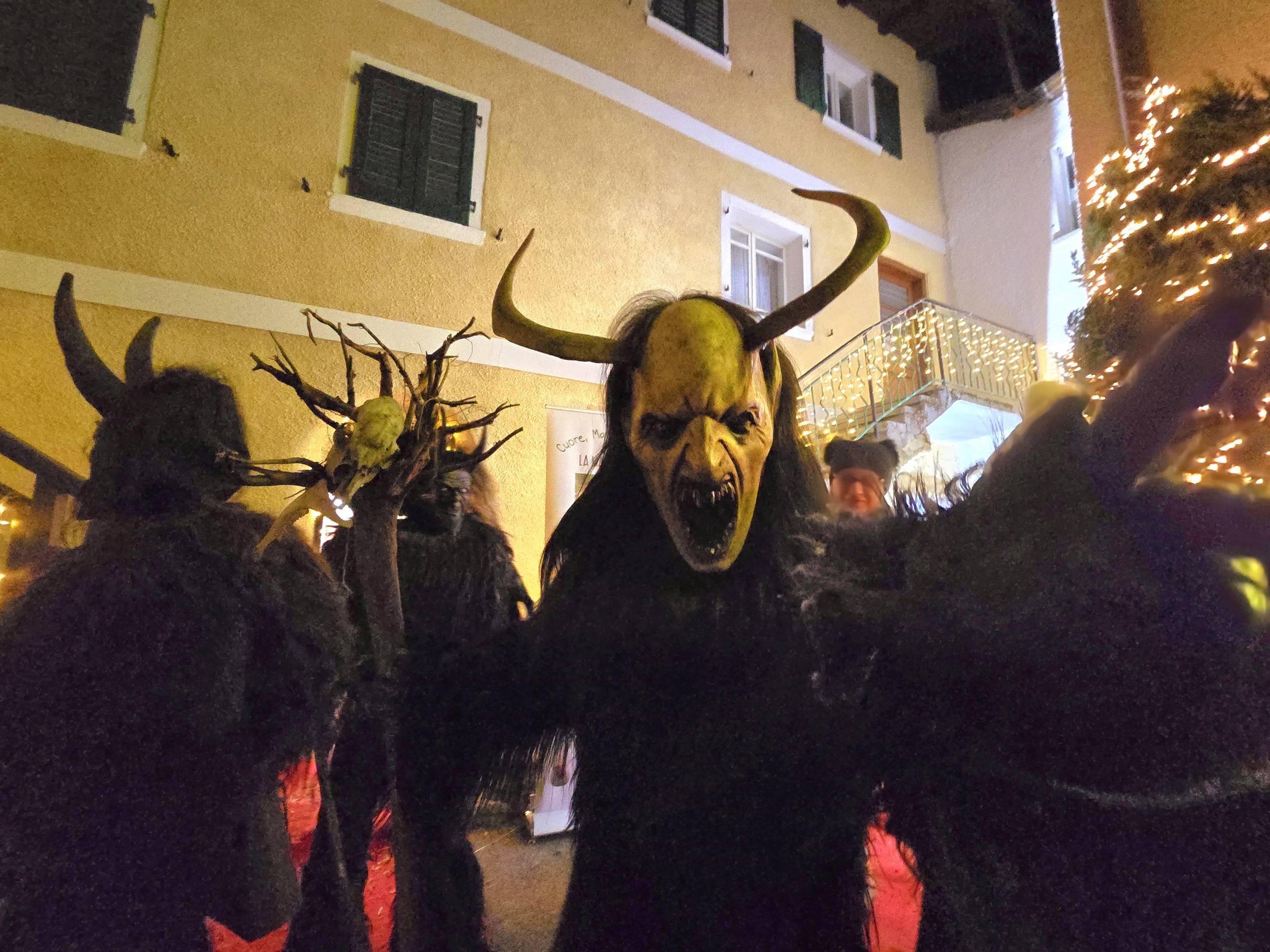 Die Krampus auf den Weihnachtsmärkten