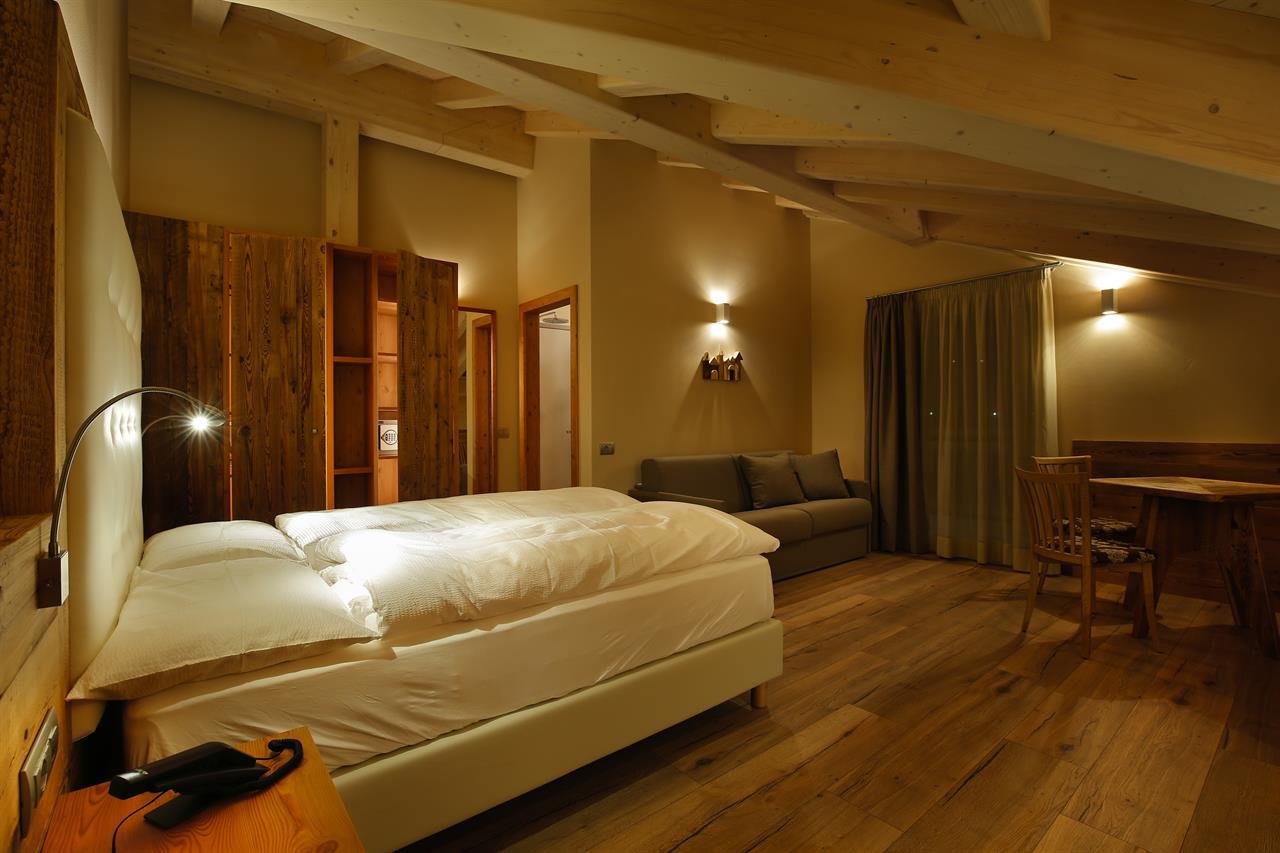Shared room, shower, toilet, facing the garden