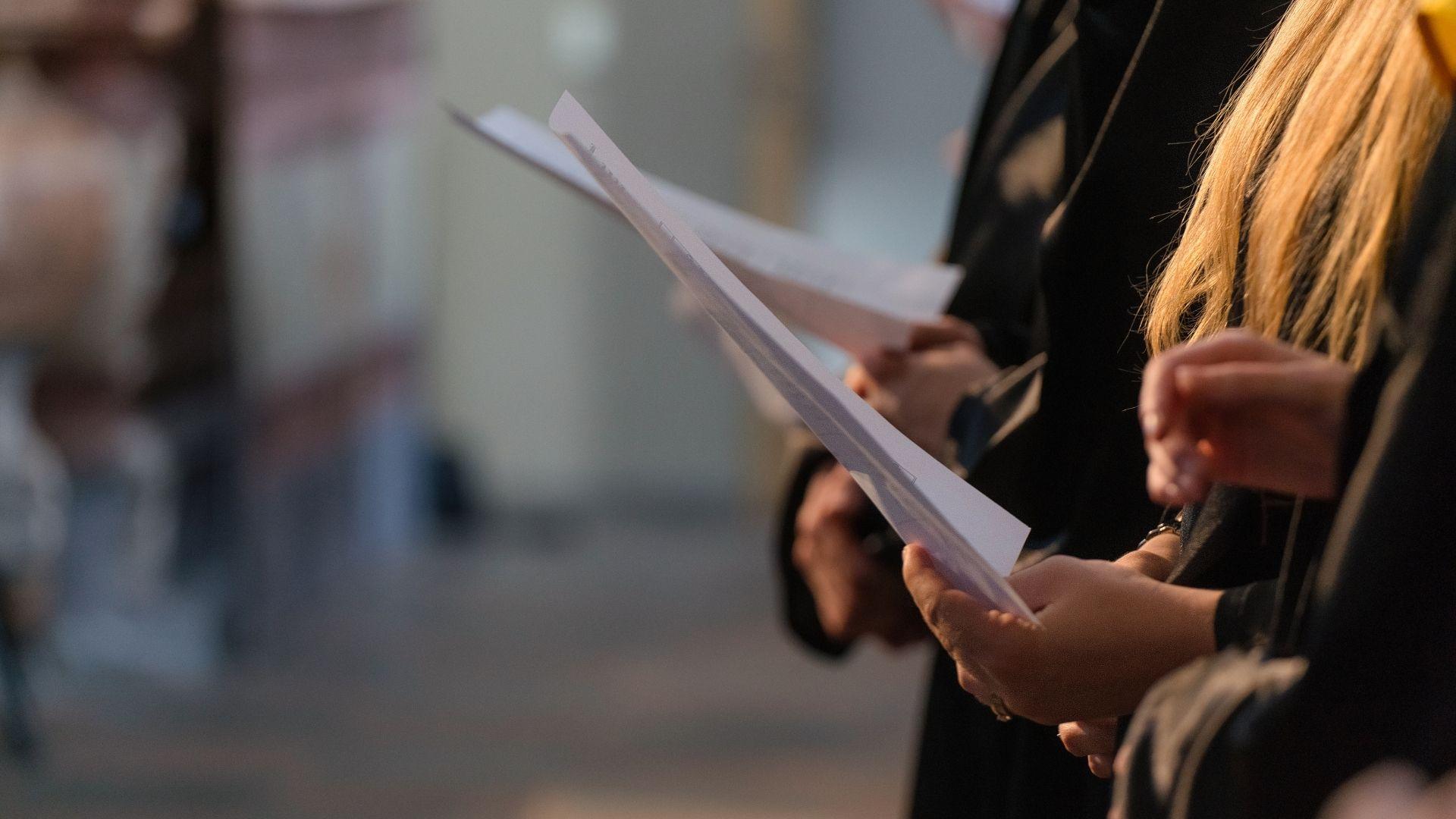 Risuona l’eco delle voci in valle, delle Dolomiti, dai Cortivi