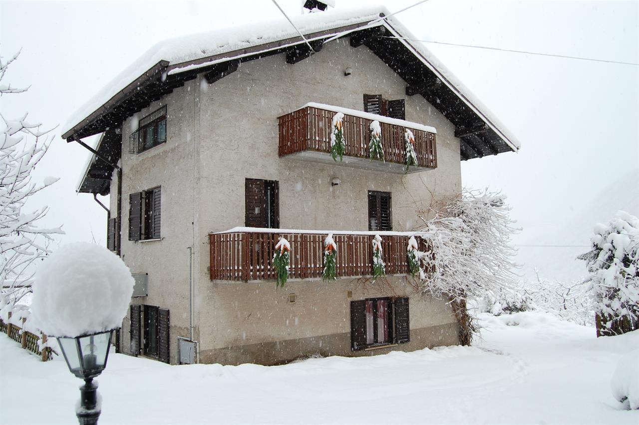 casa camere con neve