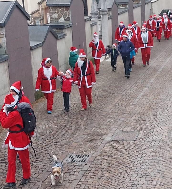 La corsa dei Grinch e dei Babbi Natale