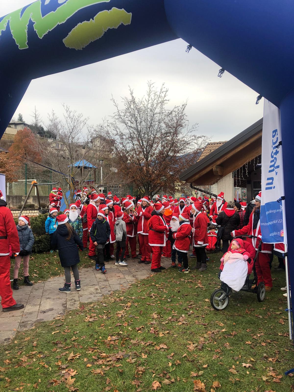 La corsa dei Grinch e dei Babbi Natale