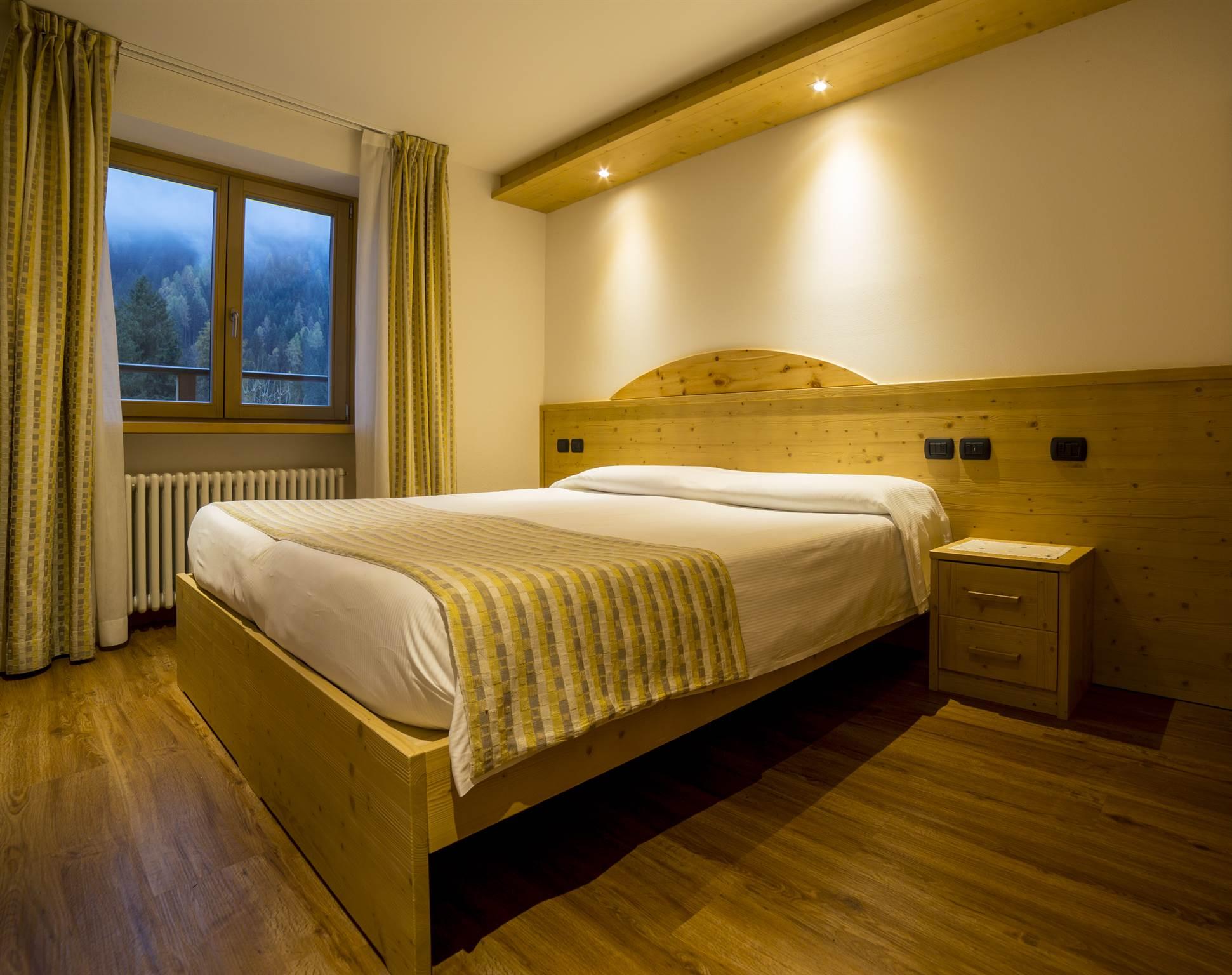 4-bed room, shower or bath, toilet, superior