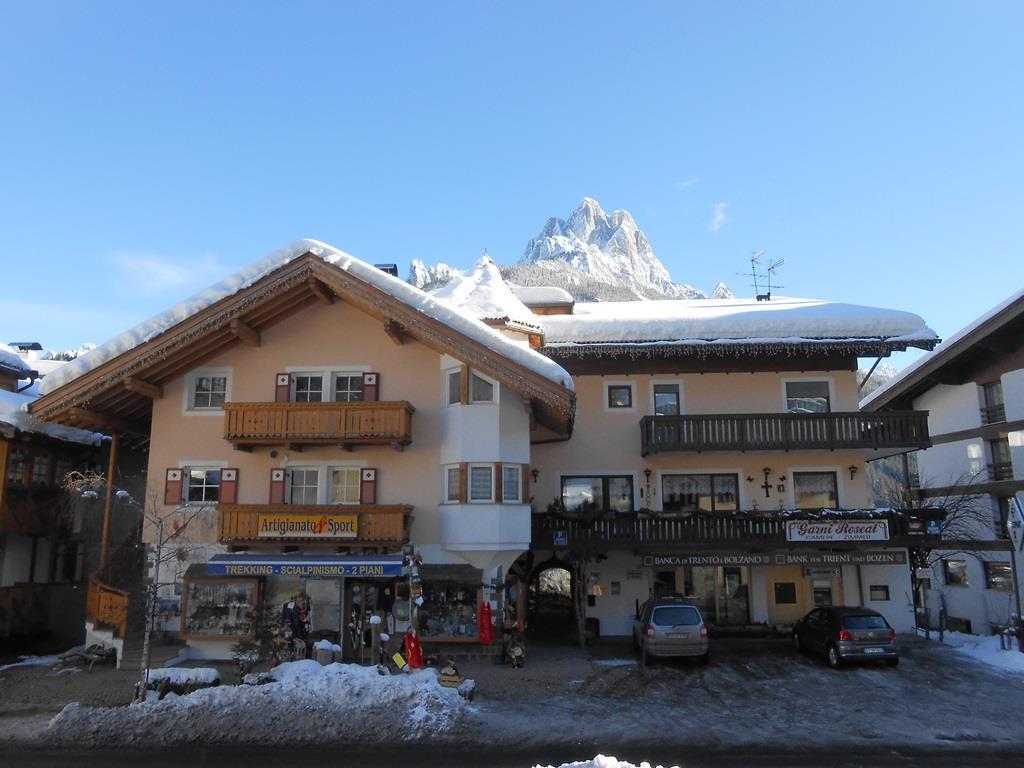 Garni roseal pozza di fassa