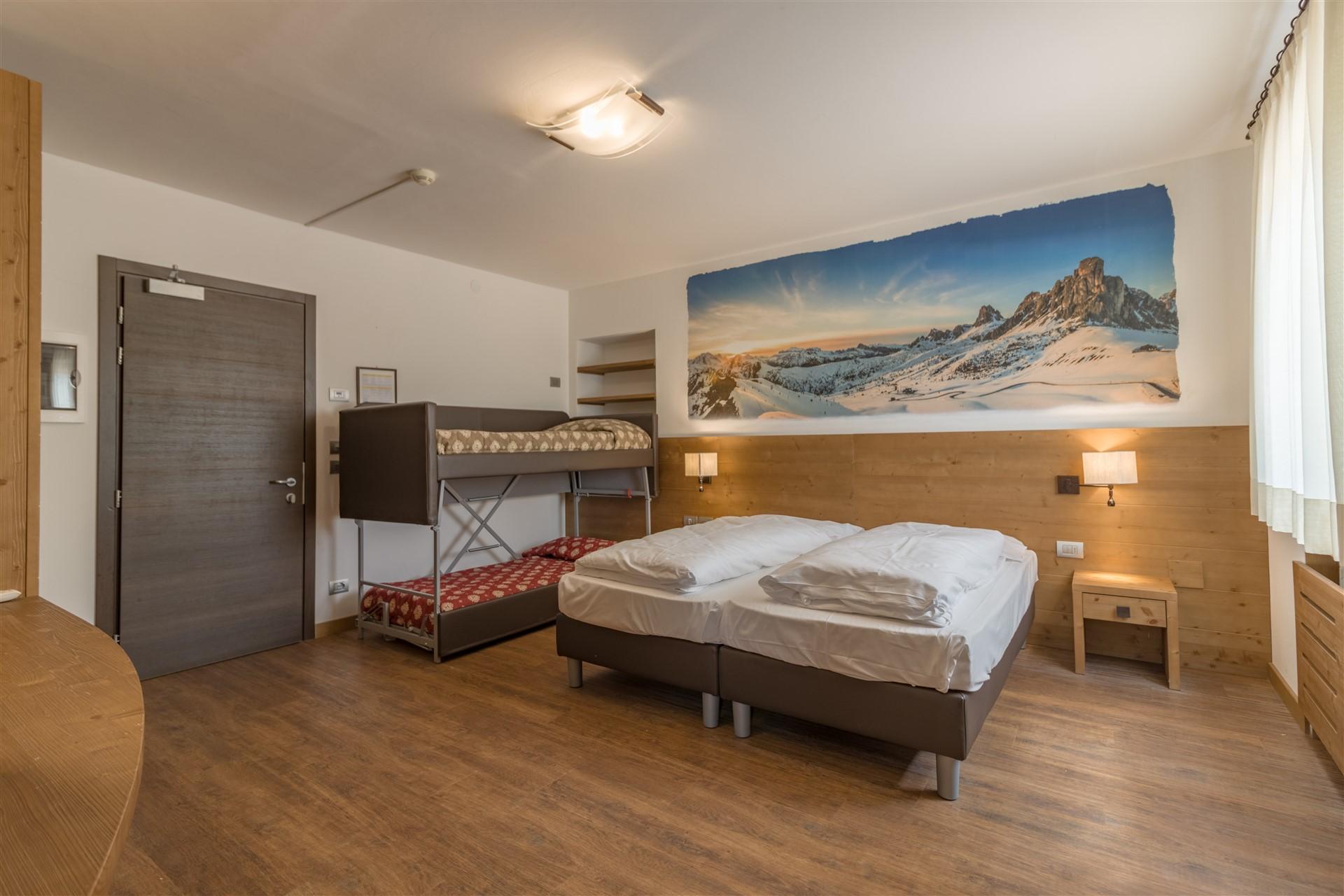 4-bed room, bathtub, facing the mountains