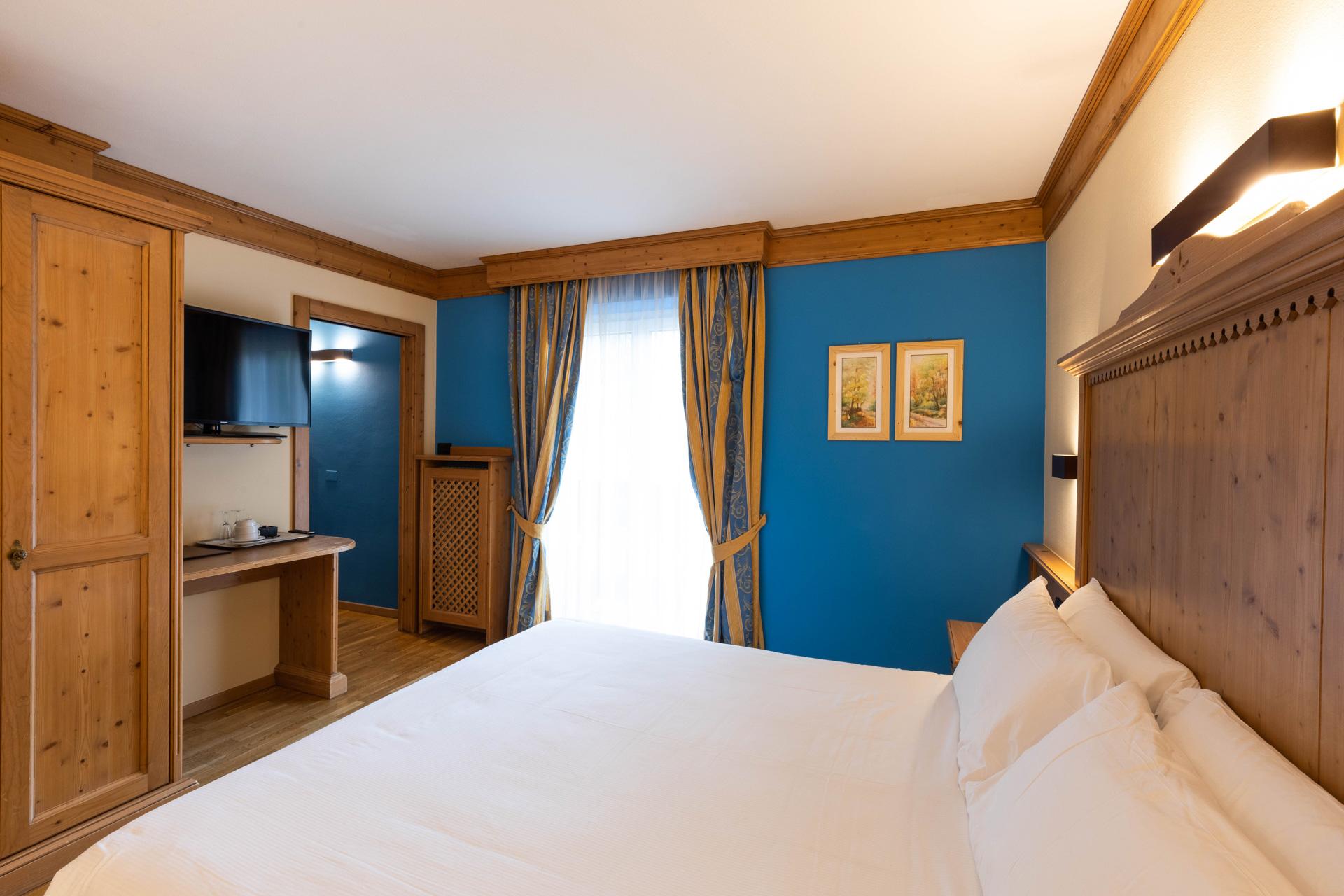 Suite, shower or bathtub, balcony