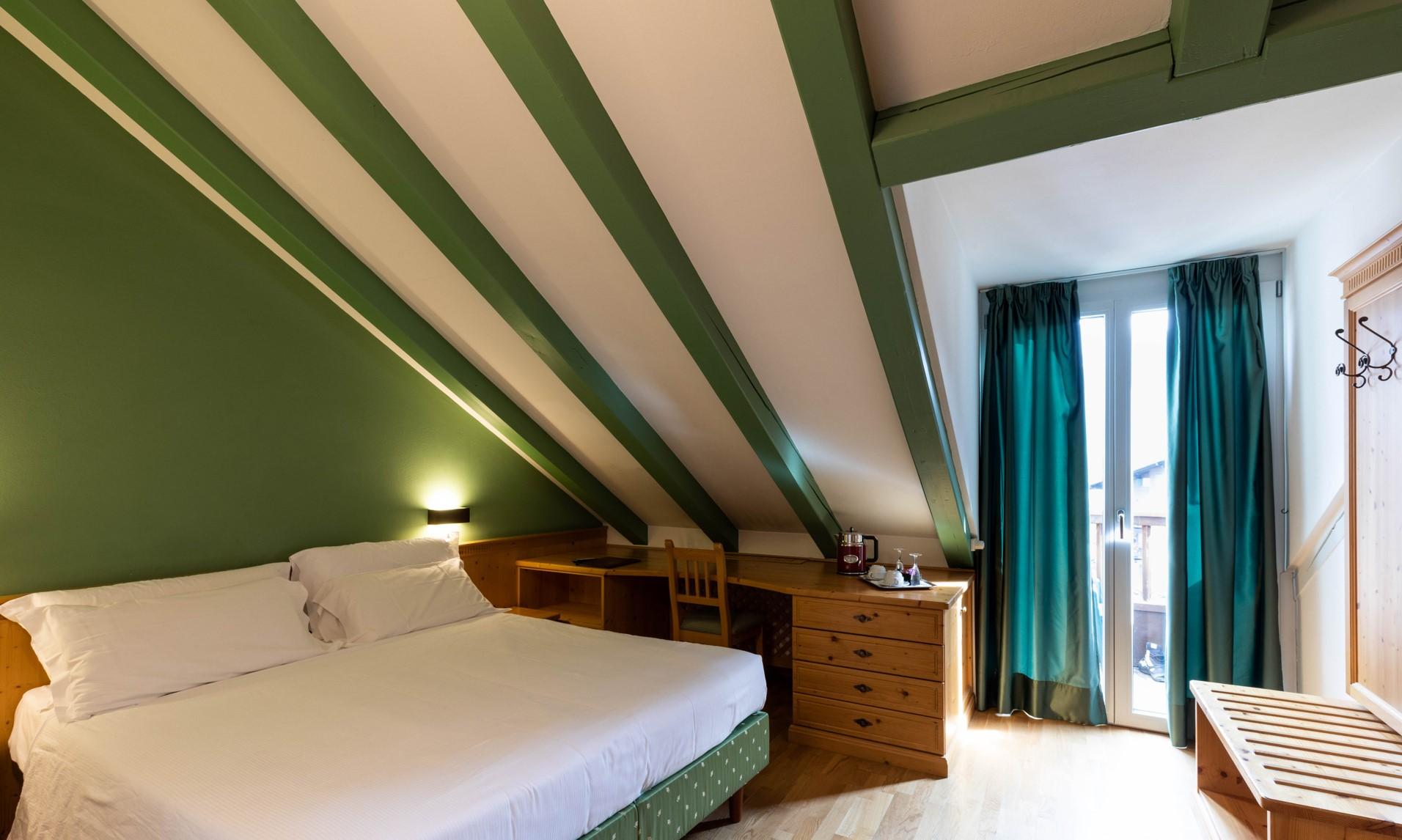 Junior suite, shower or bath, toilet, balcony