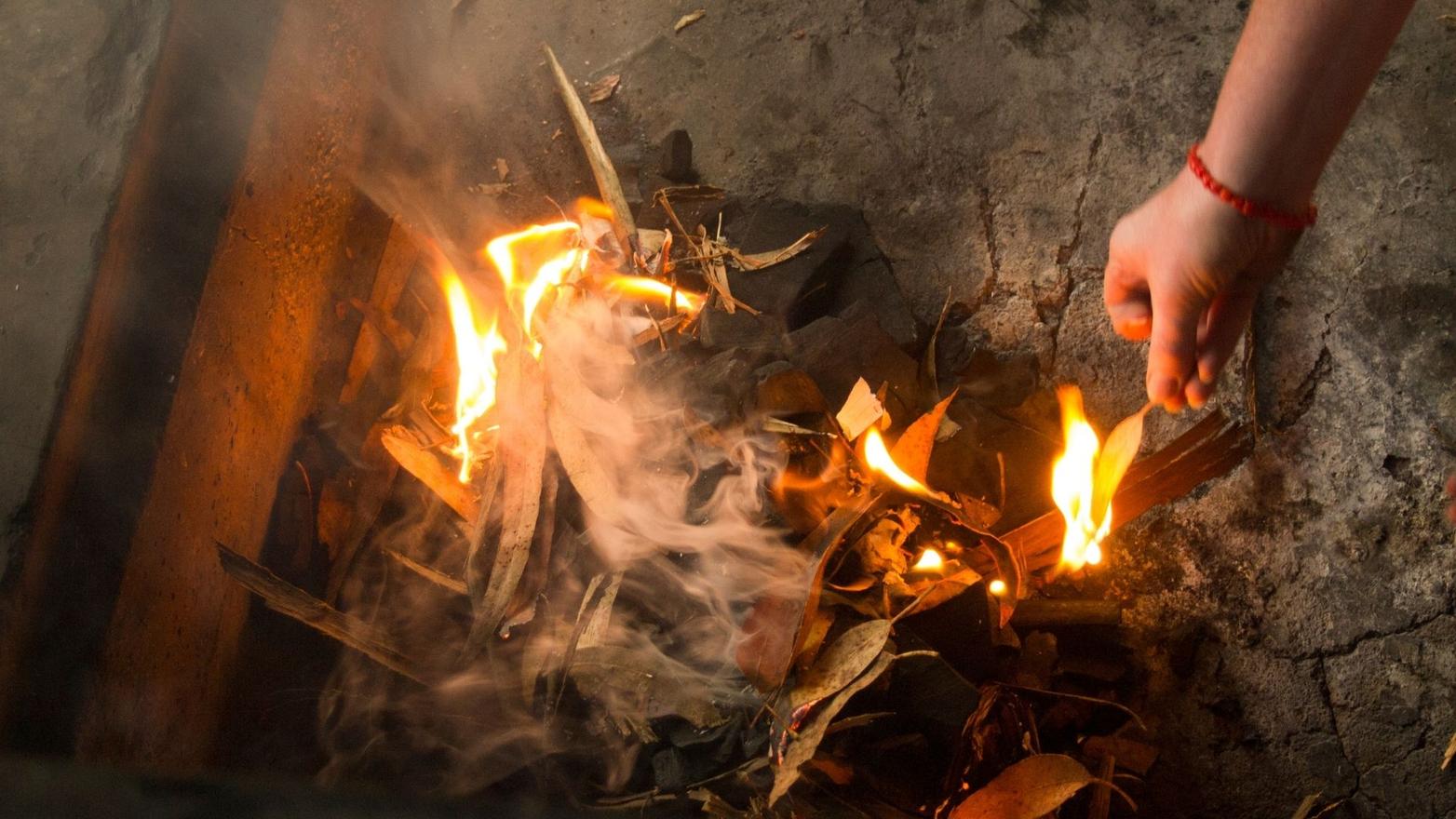 Mani di Terra e Tracce di Fuoco