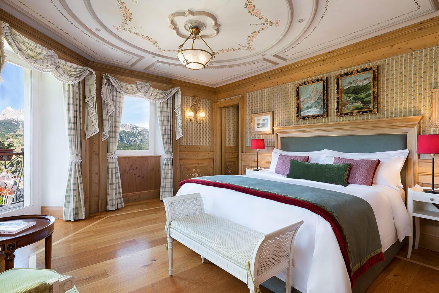 Suite, shower or bath, toilet, facing the valley
