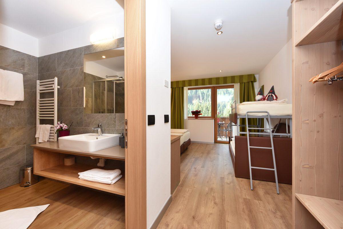 4-bed room