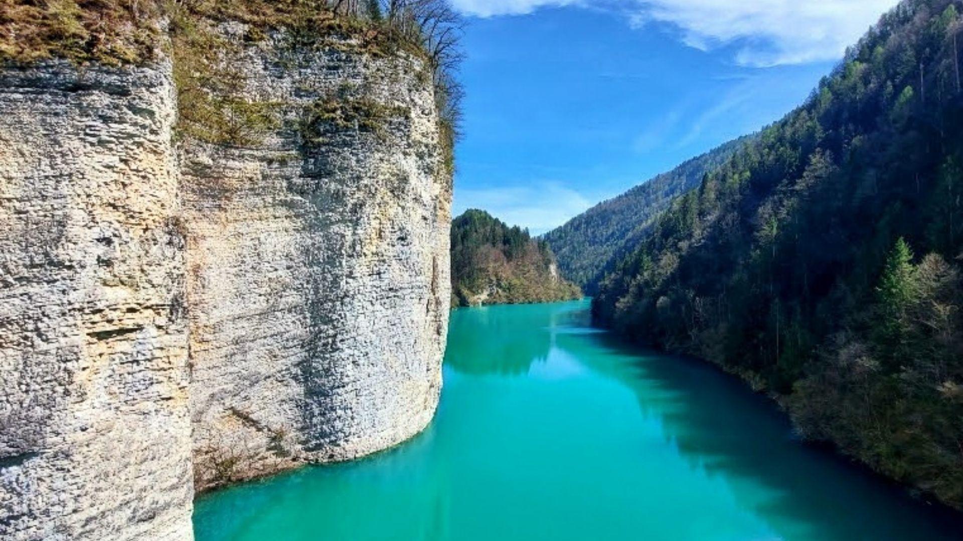 Tutto il turchese del Lago di Senaiga con Elisa