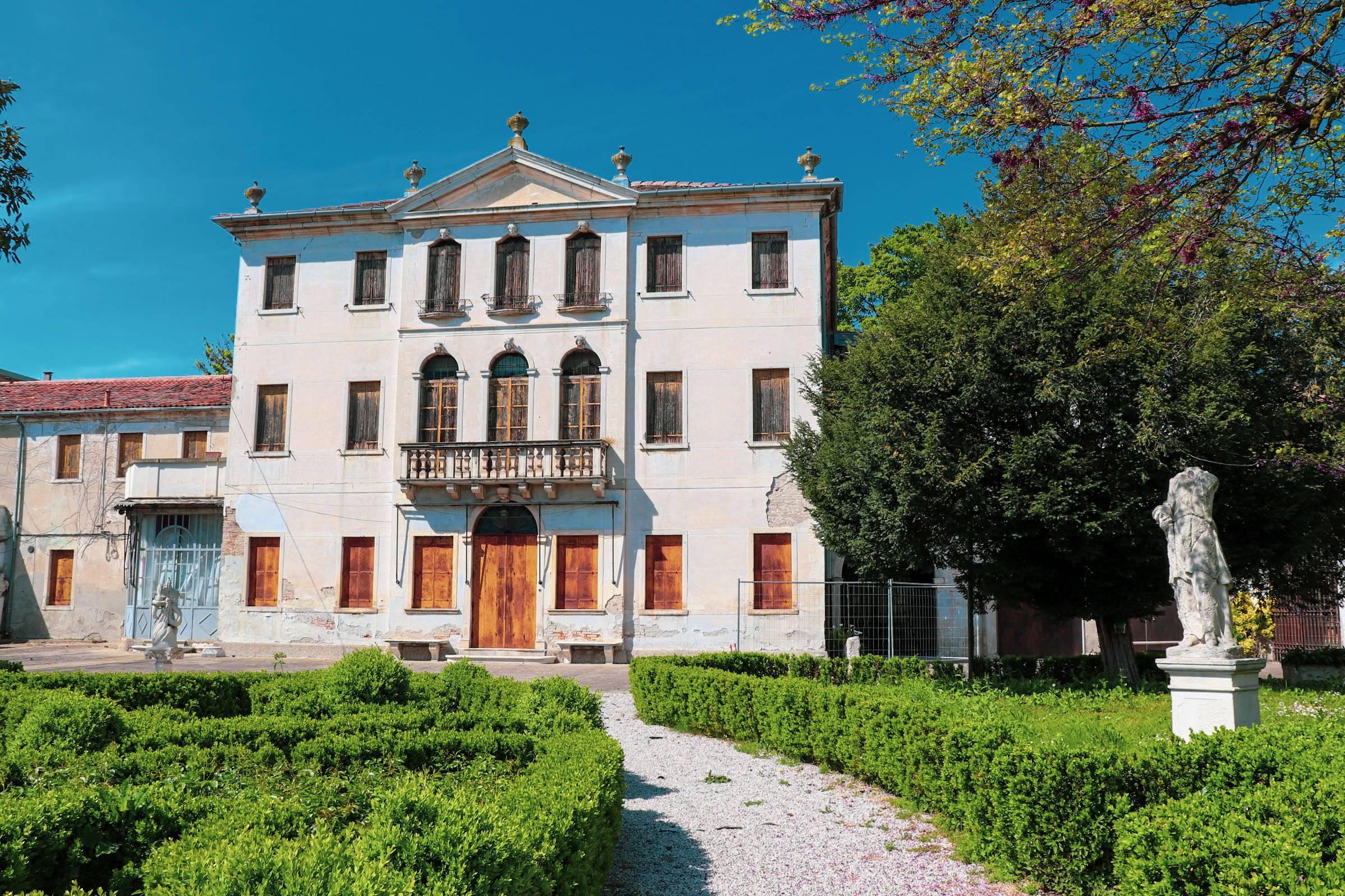 Villa Varisco, Levi Morenos