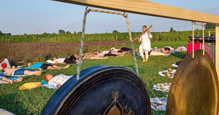 Bagni di suoni tra la lavanda