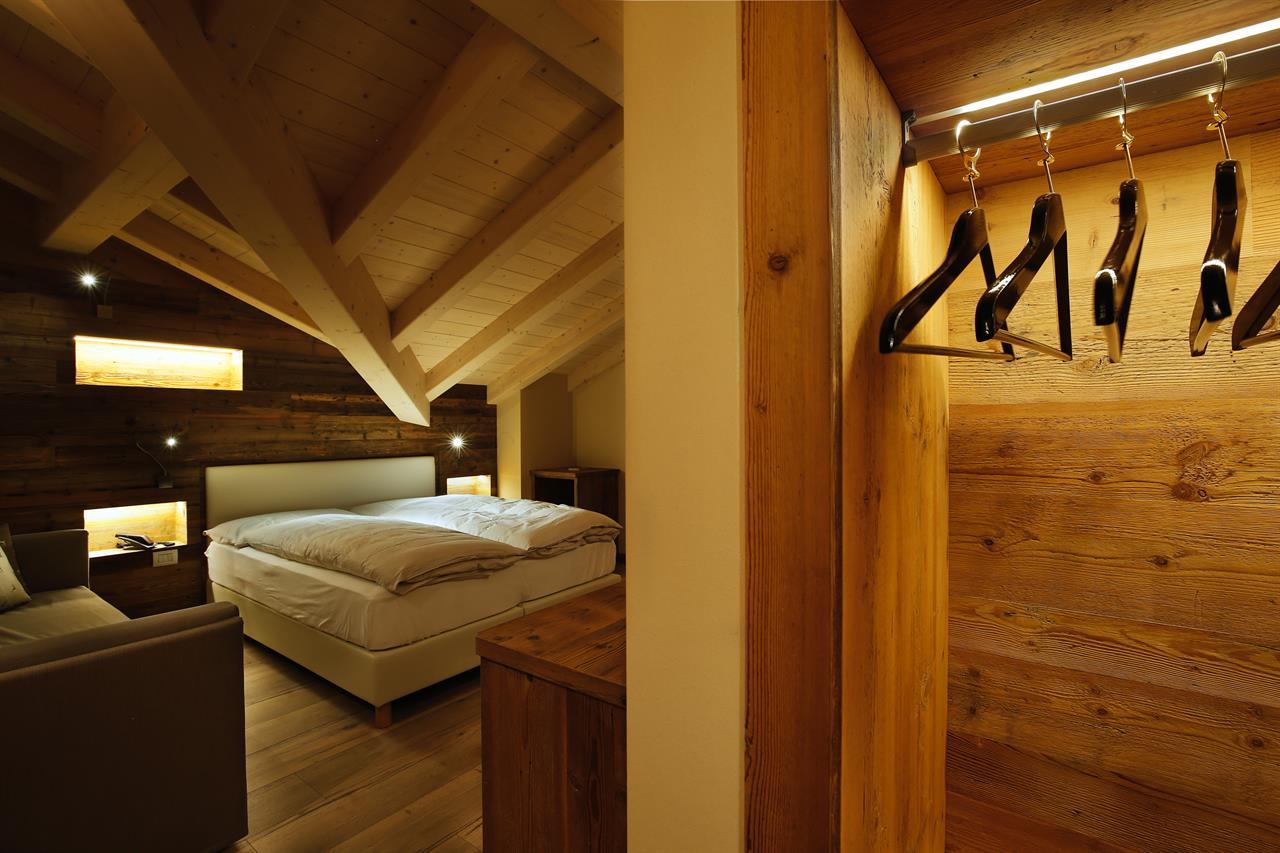 Shared room, shower, toilet, facing the garden