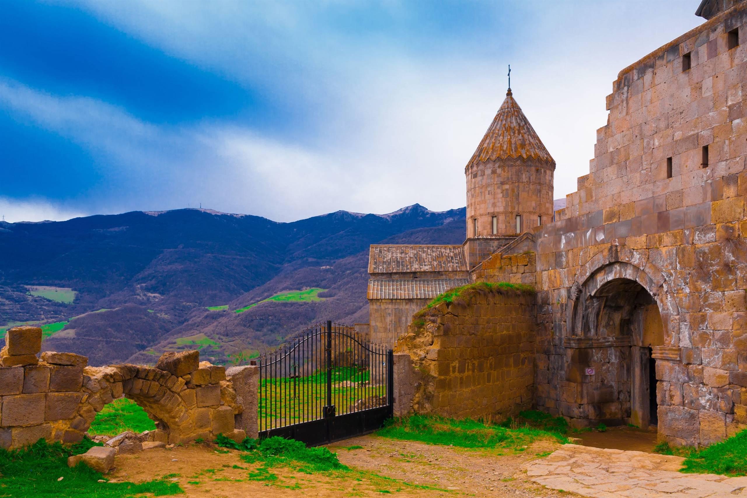 "Armenia"Dipinti murali nelle chiese cristiane armene: VII-XIII secolo” 