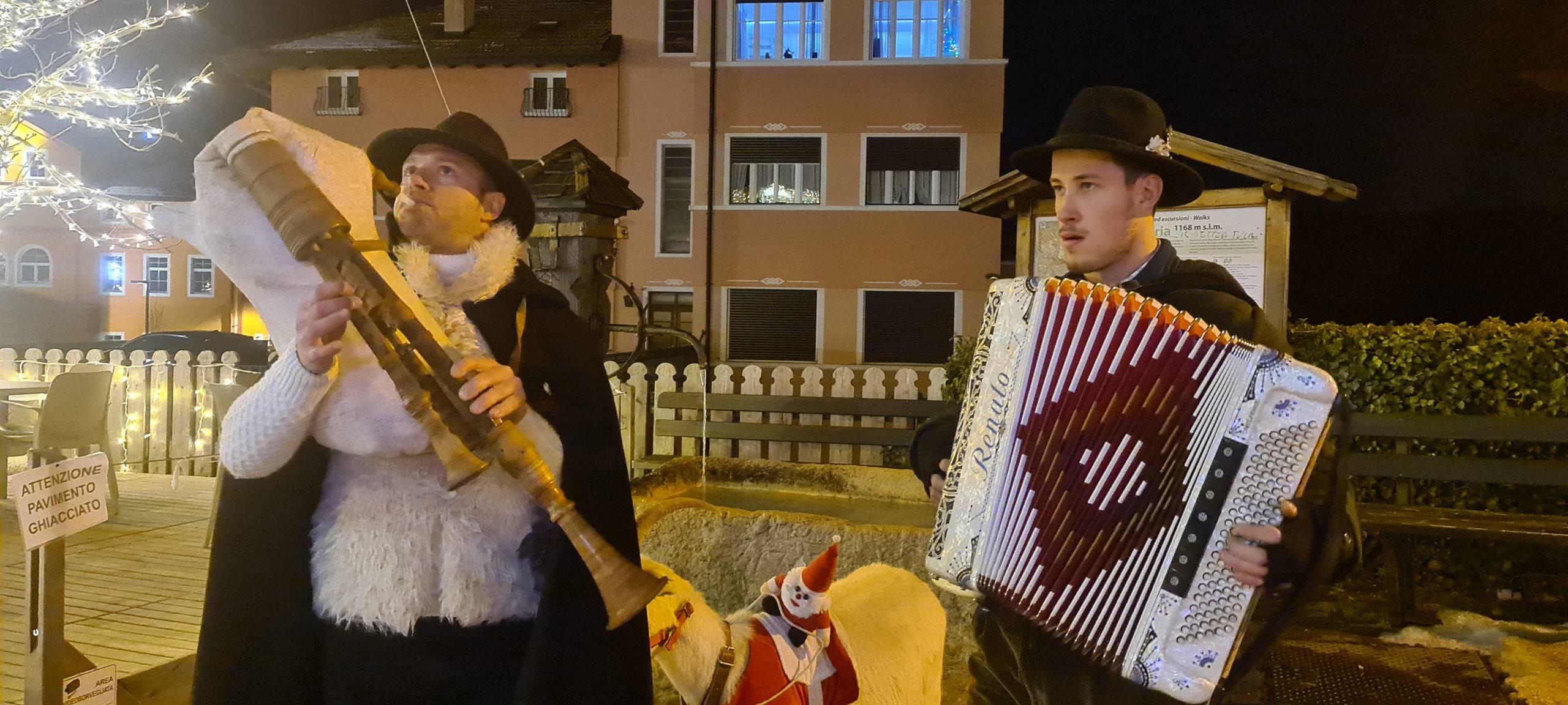 Musica itinerante con gli ZAMPOGNARI DELLE DOLOMITI