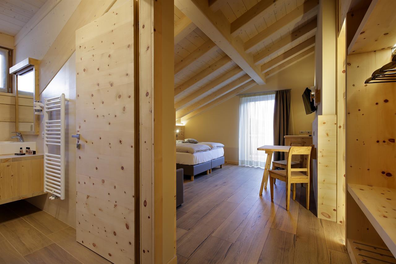 Shared room, shower, toilet, facing the garden
