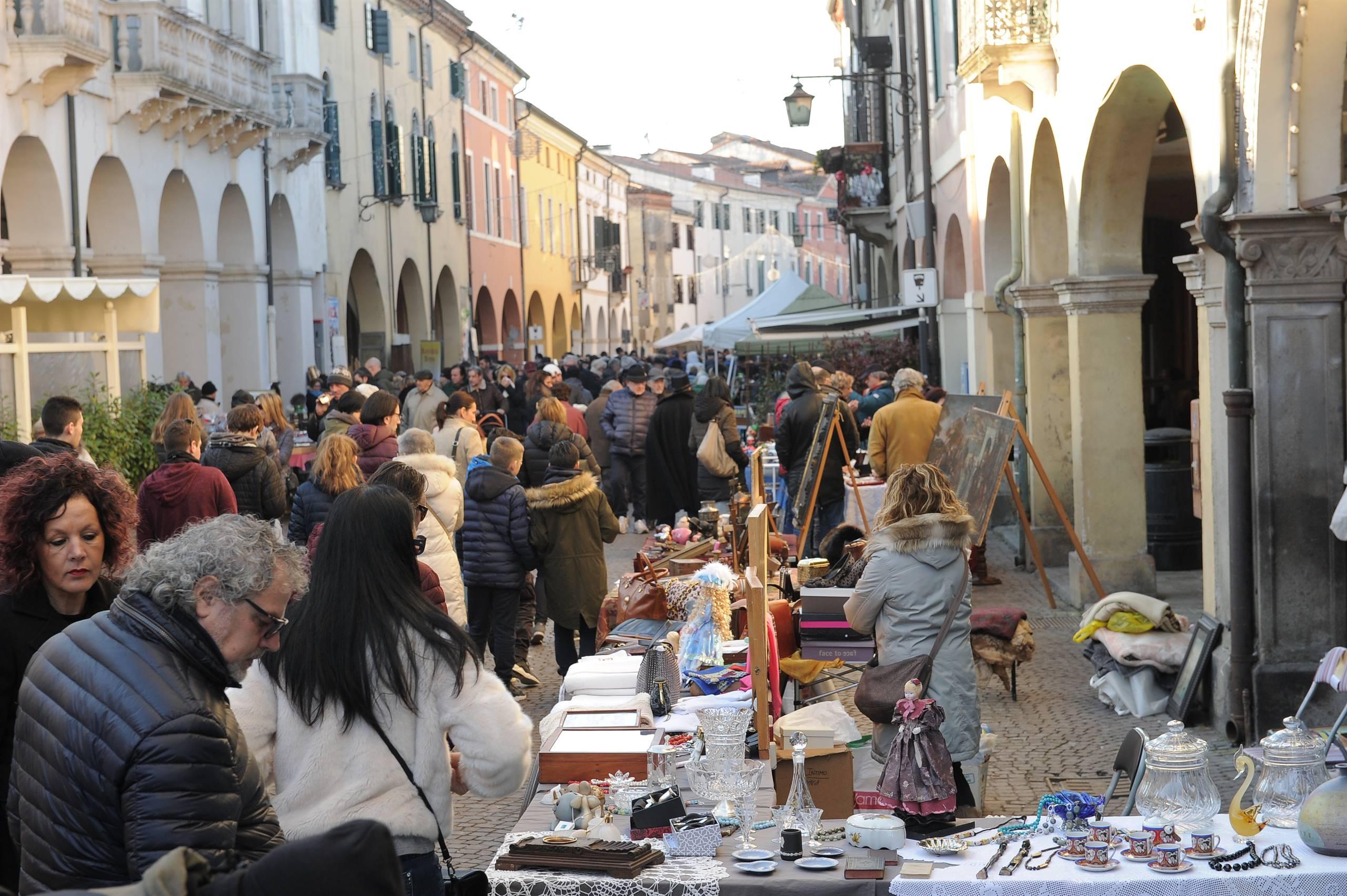 Mercatino di Antiquariato e collezionismo 