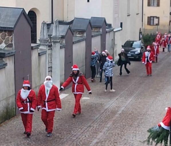 La corsa dei Grinch e dei Babbi Natale