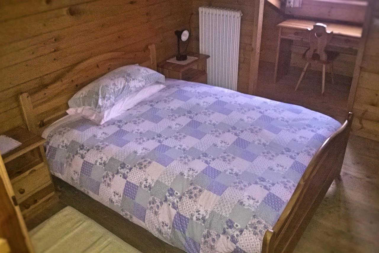 Single room, shower and bath, toilet, facing the valley