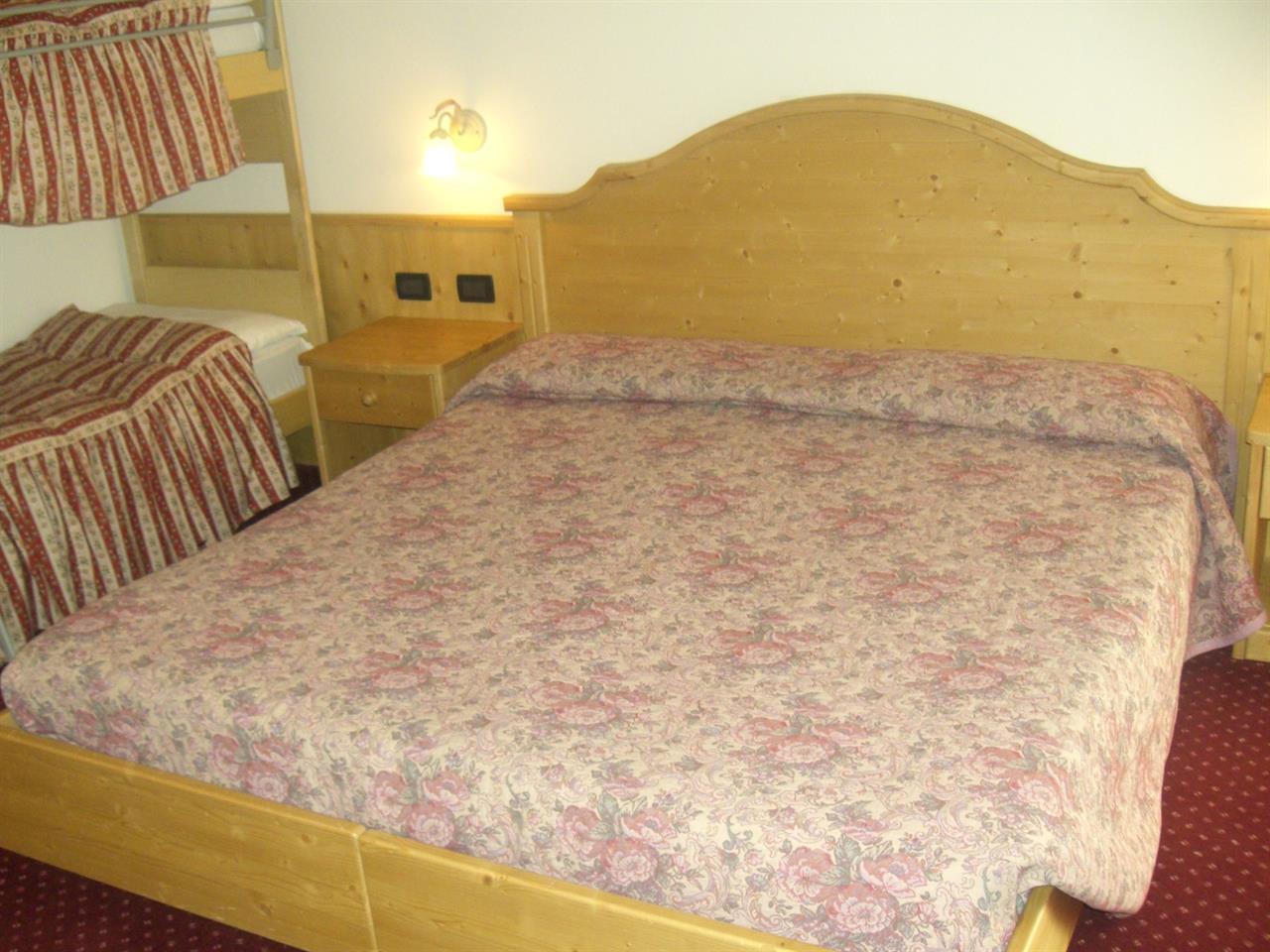 4-bed room, shower or bath, toilet, balcony