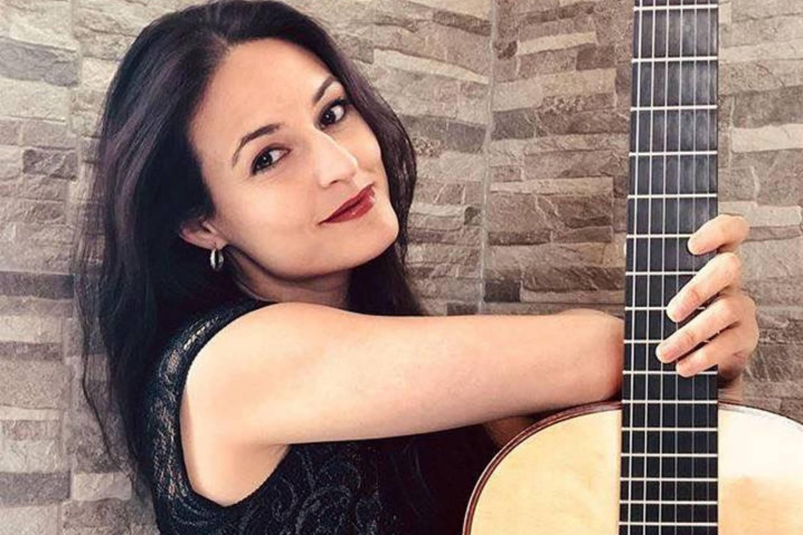 ANABEL MONTESINOS chitarra
