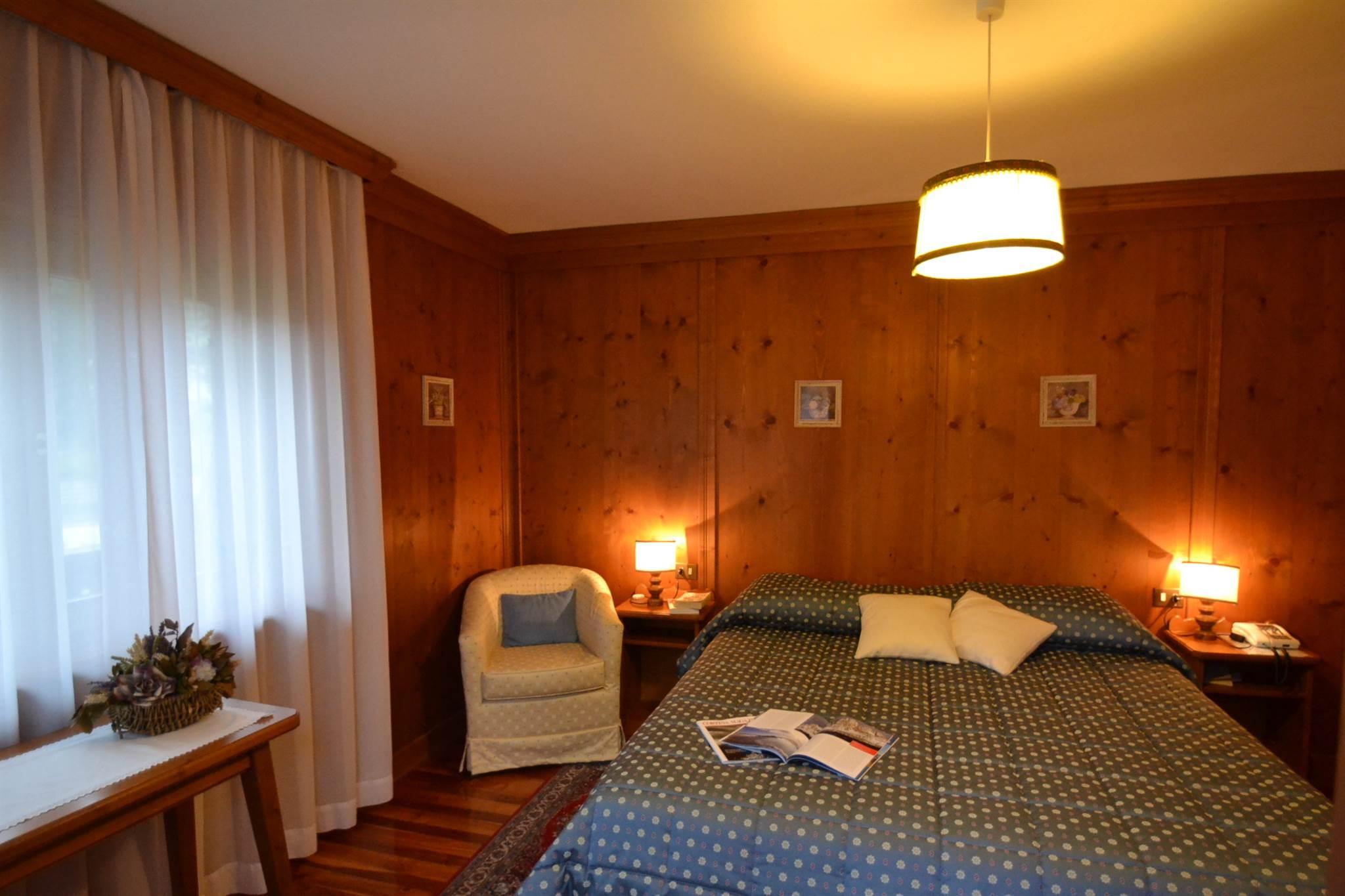 Double room, shower or bathtub, no smoker