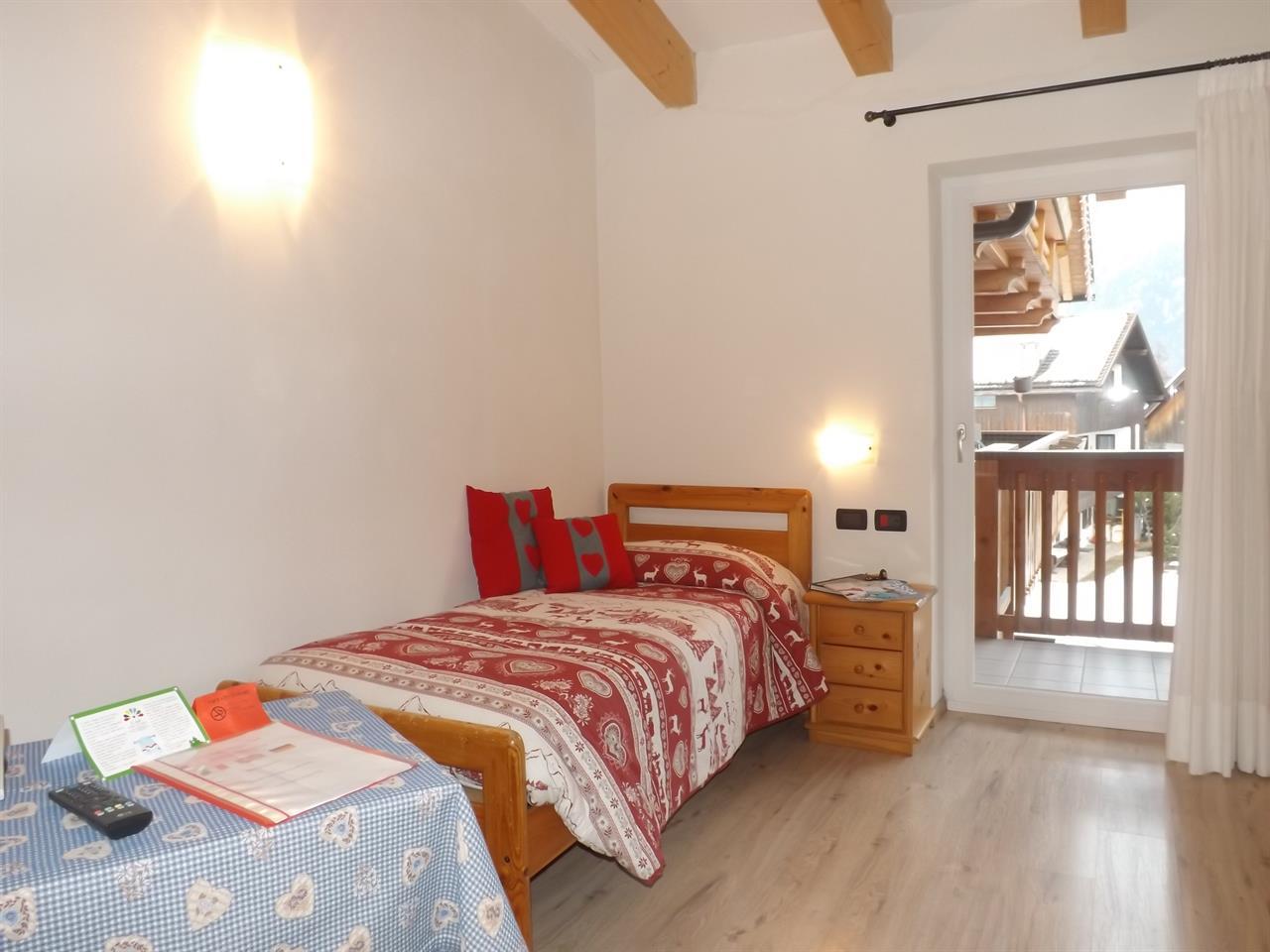 Single room, shower, toilet, standard