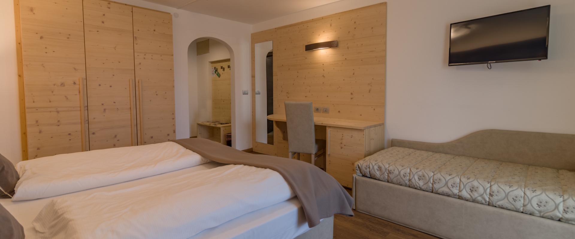 Triple room, shower or bathtub, deluxe