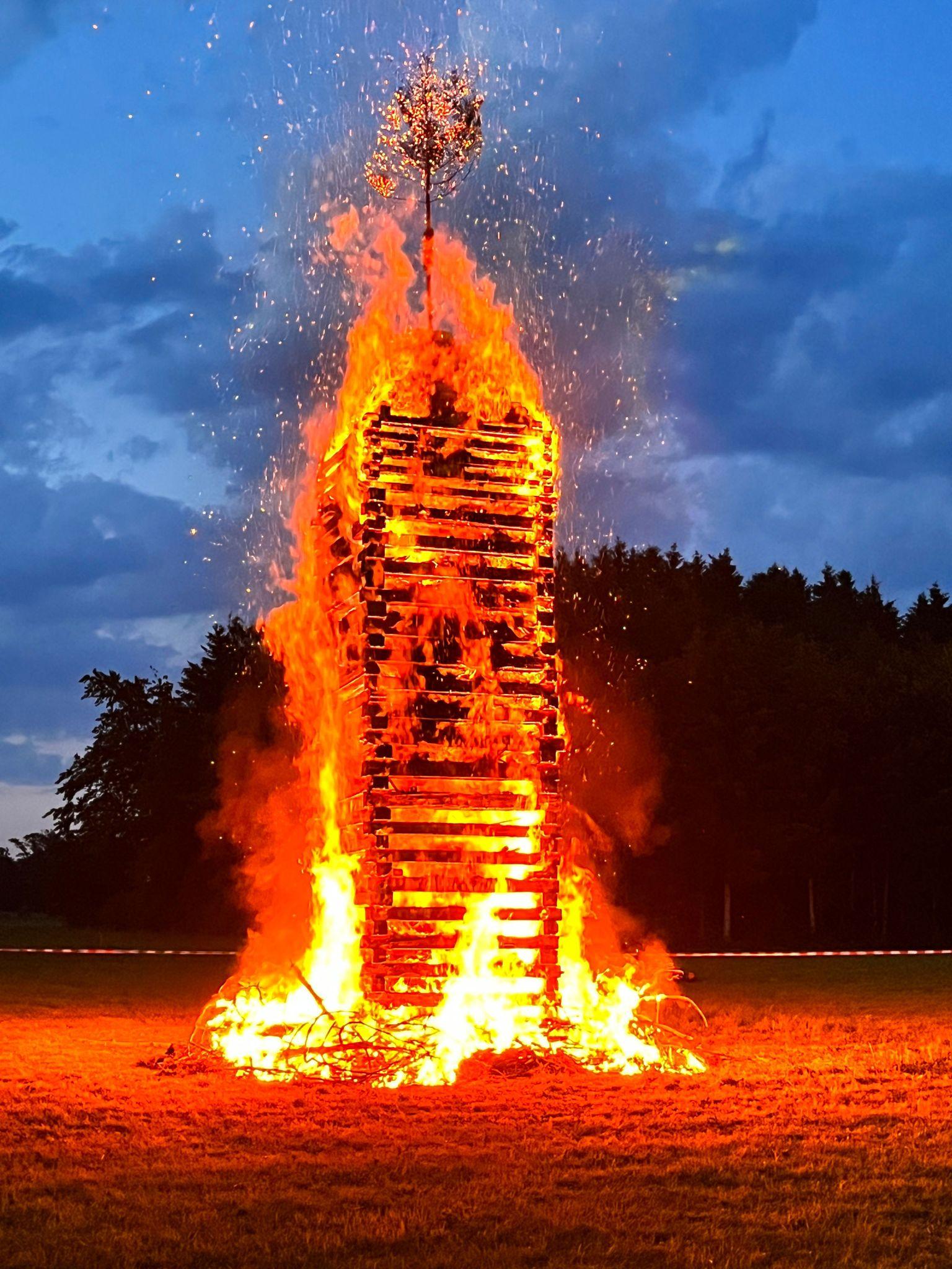 Sonnwendfeuer Stammtisch Rotzbuam