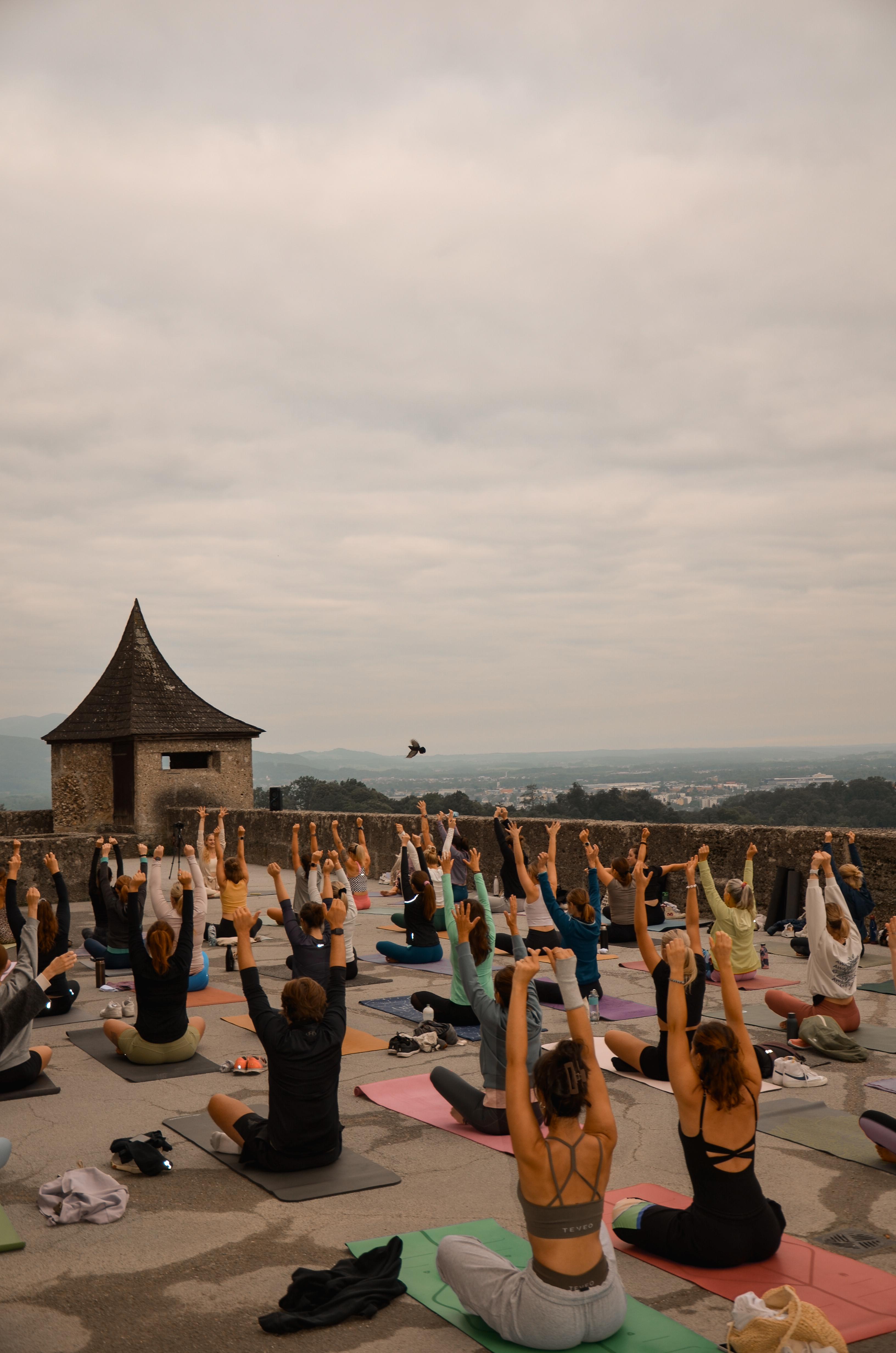 SUNRISE YOGA auf der Kuenburgbastei
