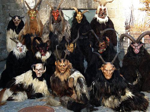 Krampuslauf der Barmstoana Perchten und Krampusse in der Linzergasse