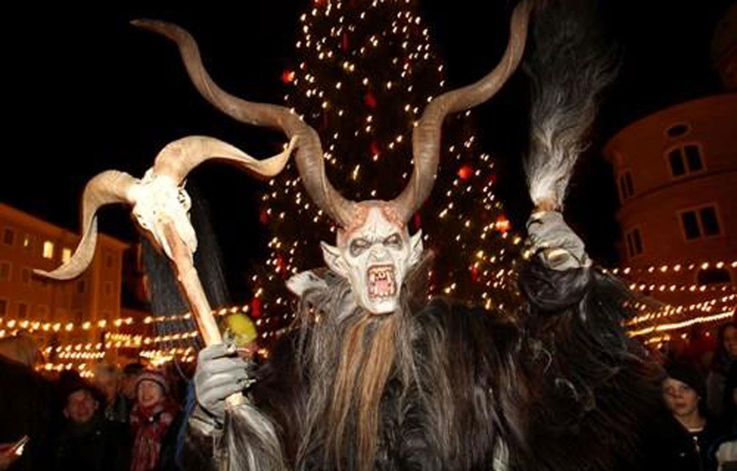 Traditioneller Krampuslauf am Salzburger Christkindlmarkt