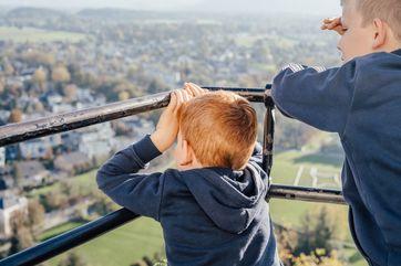 Familienführung: Hoch hinauf und tief hinunter
