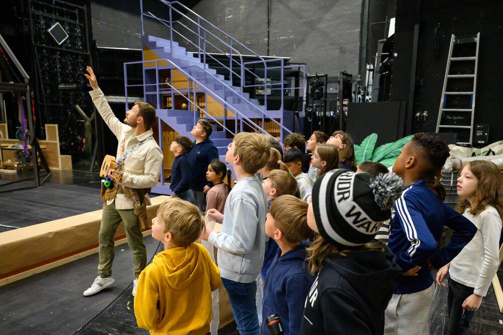 Theaterstreifzug mit Checker Manuel