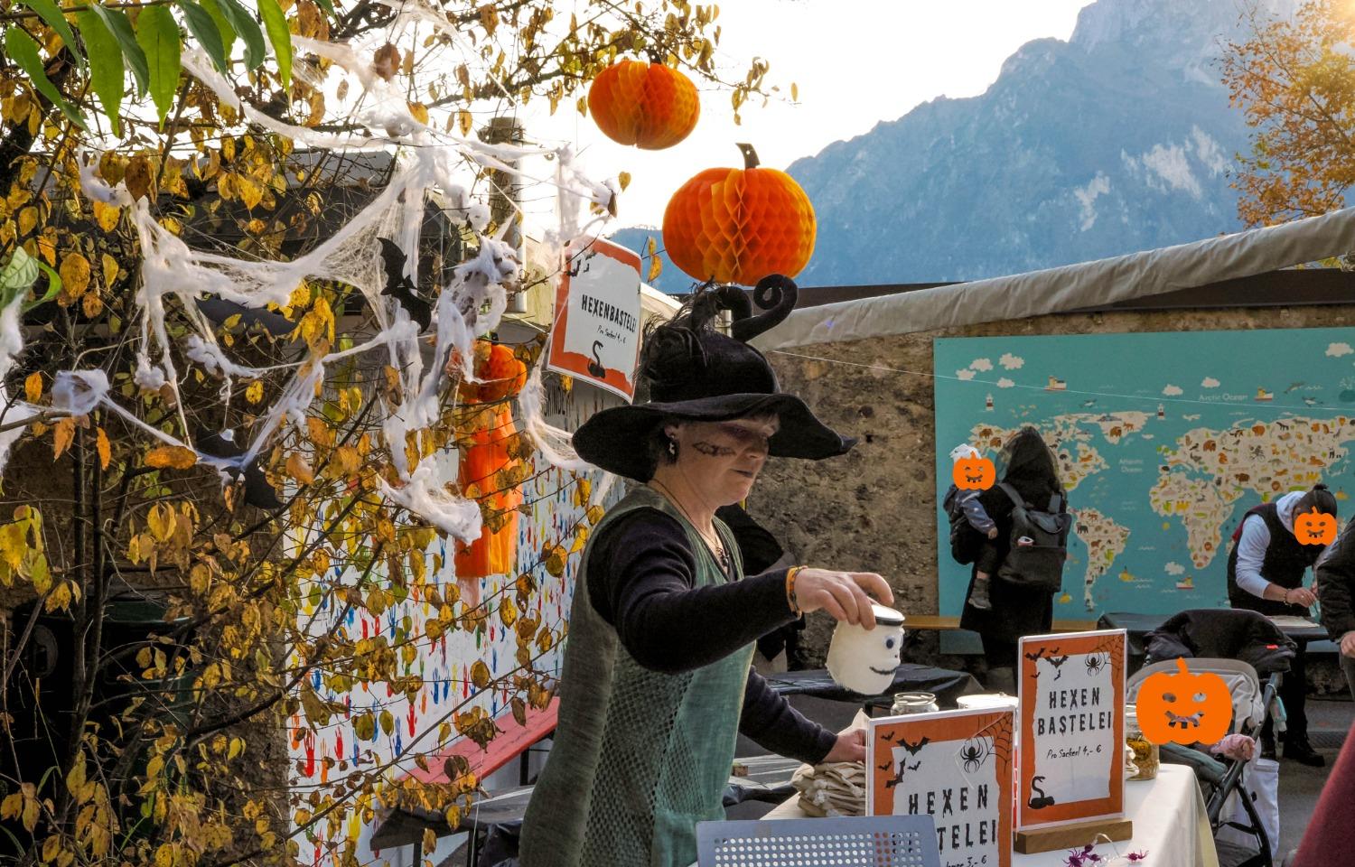 Halloween im Zoo – Kürbiskopf und Hexenbesen