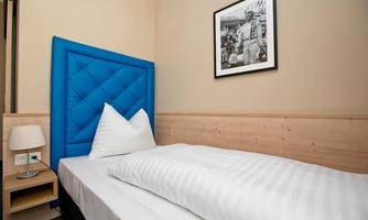 top for singles on time or business travelers  
approx. 15 m²  
single bed  
bathroom with shower  
otherwise everything is there that you need,  
just more compact and closer together