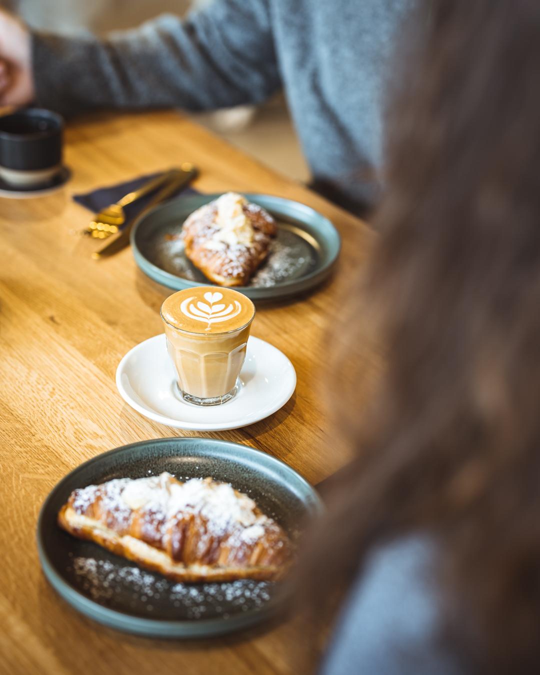 Croissants und Latte zum Frühstück