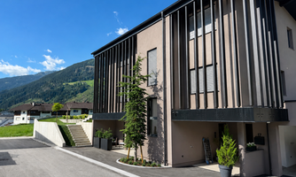 View of the entire building. The vacation apartment is located in the bottom left area of the image.