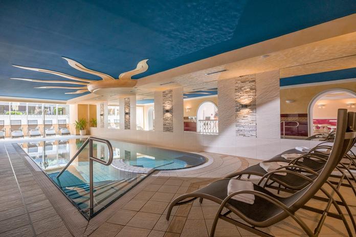 Hallenbad im Hotel Alpina